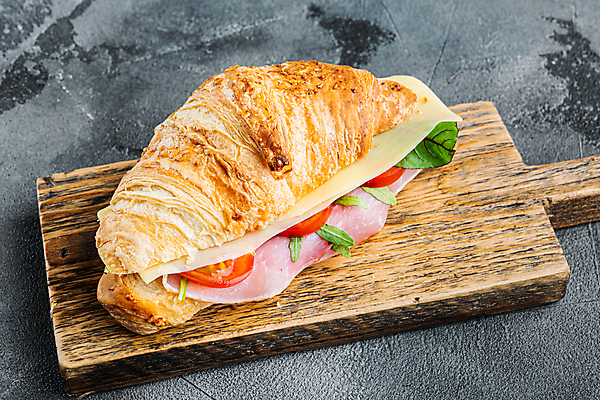 포토 JPG 해외이미지 회색배경 실내 샌드위치 사람없음 크루아상 나무도마 크루아상샌드위치 해외포토 음식 빵 백그라운드 도마 내부 목재 회색 파일형식 이미지허브