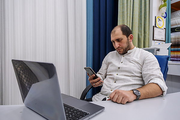 포토 JPG 해외이미지 백인 직업 남자 행복 컨셉 인터넷 비즈니스 탁자 성공 모바일 노동자 직장 실내 한명 미소 사람 앉기 성인 노트북 전자제품 스마트폰 핸드폰 컴퓨터 금발 사무실 흰색 키보드 업무 작업 비즈니스맨 종업원 전화기 책상 지원 해외포토 서양인 1 헤어스타일 감정 컬러 가구 회사 모션 표정 내부 스마트기기 직장인 파일형식 이미지허브