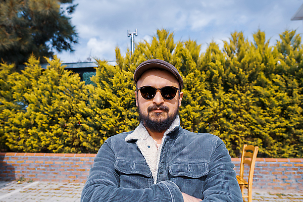 포토 JPG 해외이미지 백인 직업 1 라이프스타일 응시 남자 행복 여유 포즈 의자 비즈니스 청소년 성공 휴식 수염 주택 함께함 실내 한명 미소 사람 앉기 성인 야외 가로 30대 컬러풀 카메라 흰색 비즈니스맨 자신감 심각 스타일 카피스페이스 해외포토 서양인 시선 감정 컬러 가구 컨셉 모션 표정 내부 건물 생활 장년 전자제품 공백 직장인 파일형식 이미지허브