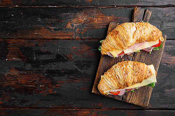 포토 JPG 해외이미지 검은배경 실내 샌드위치 사람없음 크루아상 나무도마 카피스페이스 크루아상샌드위치 해외포토 음식 빵 백그라운드 도마 내부 목재 검은색 공백 파일형식 이미지허브