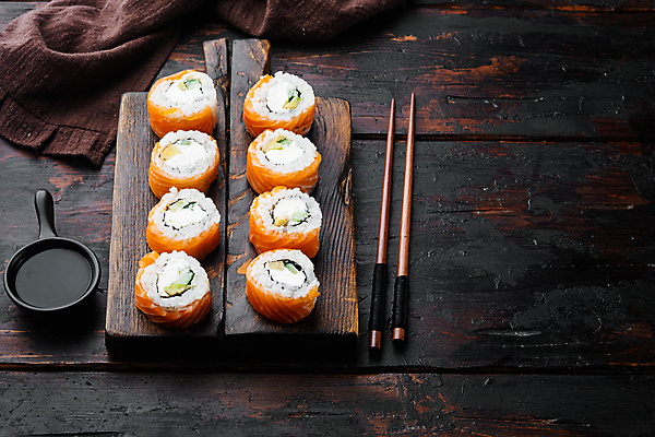 포토 JPG 해외이미지 스튜디오촬영 젓가락 사람없음 초밥 간장 롤 나무도마 롤스시 해외포토 도마 수저 실내 목재 양념 일본음식 파일형식 이미지허브