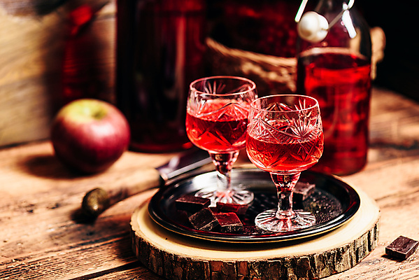 포토 JPG 해외이미지 술잔 술병 주류 쟁반 실내 사람없음 초콜릿 나이프 과실주 사과 석류 나무탁자 석류주스 해외포토 식기 음료 과일 탁자 병_용기 디저트 잔 내부 칼 과일주스 파일형식 이미지허브