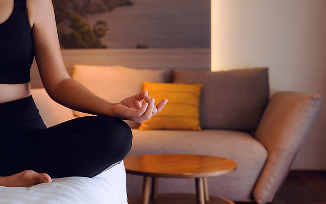 포토 JPG 해외이미지 라이프스타일 여자 행복 스포츠 포즈 신체 요가 아침 휴식 주택 실내 건강 연꽃 사람 앉기 성인 사람없음 운동 뷰티 스트레칭 침실 방 모임 흰색 침대 연습 명상 긍정 해외포토 주간 웰빙 꽃 감정 컬러 가구 컨셉 모션 내부 건물 생활 파일형식 이미지허브