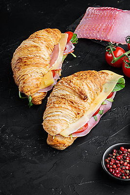 포토 JPG 해외이미지 방울토마토 검은배경 실내 샌드위치 사람없음 크루아상 햄 통후추 크루아상샌드위치 해외포토 음식 빵 백그라운드 토마토 육류 내부 검은색 후추 파일형식 이미지허브