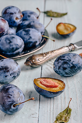 포토 JPG 해외이미지 접시 잎 단면 실내 사람없음 나이프 슬라이스 서양자두 나무배경 해외포토 식물 식기 백그라운드 내부 칼 파일형식 이미지허브