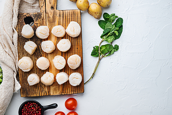 포토 JPG 해외이미지 식재료 조개 실내 사람없음 하이앵글 흰배경 가리비 관자 나무도마 카피스페이스 해외포토 뷰포인트 백그라운드 어패류 도마 내부 목재 공백 흰색 파일형식 이미지허브