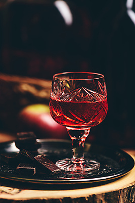 포토 JPG 해외이미지 술잔 주류 쟁반 실내 사람없음 초콜릿 과실주 석류 석류주스 해외포토 음료 과일 디저트 잔 내부 과일주스 파일형식 이미지허브