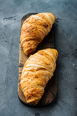 포토 JPG 해외이미지 스튜디오촬영 음식 빵 사람없음 하이앵글 크루아상 나무도마 해외포토 뷰포인트 도마 실내 목재 파일형식 이미지허브