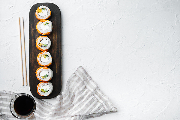 포토 JPG 해외이미지 스튜디오촬영 젓가락 사람없음 초밥 간장 롤 나무도마 롤스시 해외포토 도마 수저 실내 목재 양념 일본음식 파일형식 이미지허브