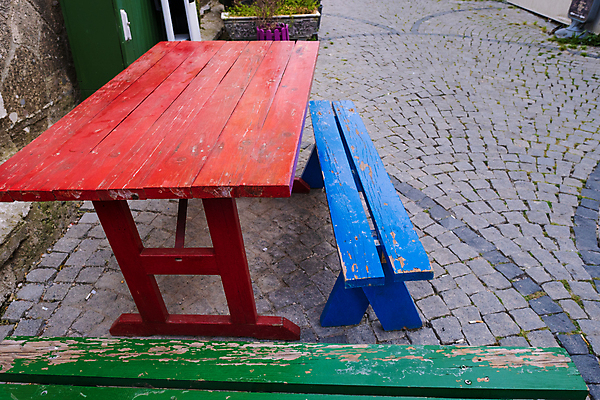 포토 JPG 해외이미지 외관 공원 유럽 도로 길 백그라운드 잎 벤치 의자 휴식 거리 앉기 사람없음 야외 목재 가로 빨간색 여름 파란색 빛 도시풍경 컬러풀 태양 환경 봄 가을 바위 시골 도시 오솔길 정사각형 장면 타운 옛날 해외포토 자연요소 도형 나무 식물 계절 공공시설 나라 컬러 가구 컨셉 재료 교통시설 모션 풍경 돌_바위 파일형식 이미지허브