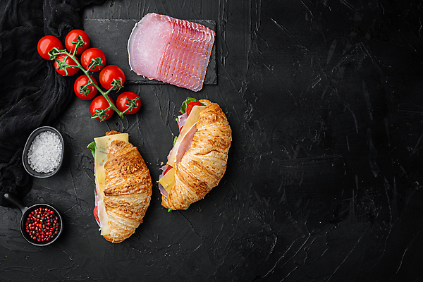 포토 JPG 해외이미지 방울토마토 검은배경 실내 샌드위치 사람없음 크루아상 햄 통후추 카피스페이스 크루아상샌드위치 해외포토 음식 빵 백그라운드 토마토 육류 내부 검은색 공백 후추 파일형식 이미지허브