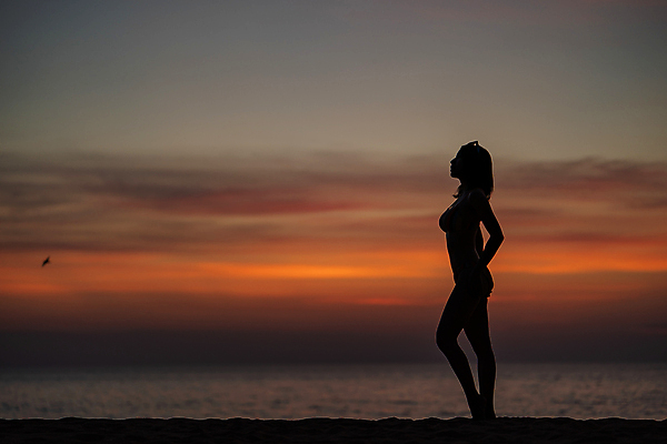 포토 JPG 해외이미지 전신 여자 실루엣 바다 여행 포즈 휴가 휴식 한명 서기 성인 야외 옆모습 여름 일몰 성인여자한명만 해외포토 1 계절 뷰포인트 컨셉 모션 촬영기법 사람 노을 여자한명만 성인여자만 파일형식 이미지허브