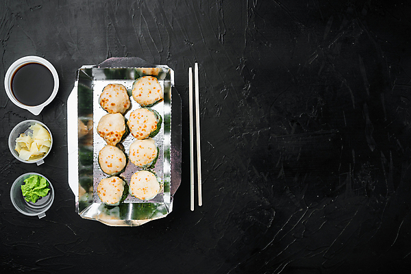 포토 JPG 해외이미지 스튜디오촬영 젓가락 사람없음 초밥 용기 고추냉이 도시락 간장 롤 롤스시 해외포토 그릇 음식 수저 실내 양념 일본음식 파일형식 이미지허브