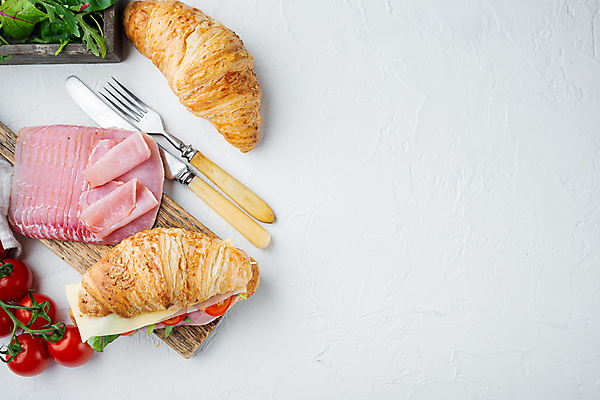 포토 JPG 해외이미지 포크 방울토마토 실내 샌드위치 사람없음 나이프 크루아상 흰배경 햄 카피스페이스 크루아상샌드위치 해외포토 식기 음식 빵 백그라운드 토마토 육류 내부 공백 흰색 칼 파일형식 이미지허브