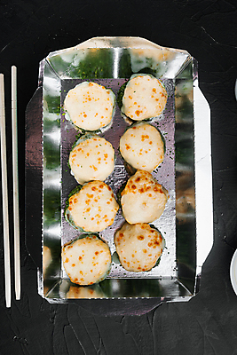 포토 JPG 해외이미지 스튜디오촬영 젓가락 사람없음 초밥 용기 도시락 롤 롤스시 해외포토 그릇 음식 수저 실내 일본음식 파일형식 이미지허브