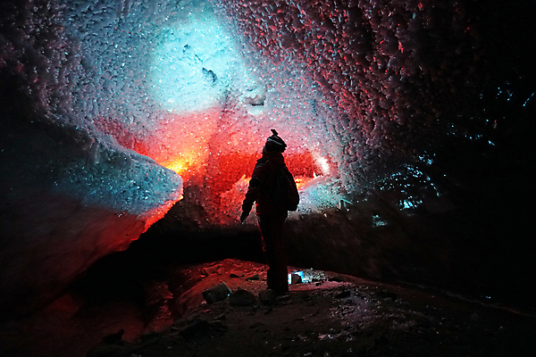 포토 JPG 해외이미지 여행 백그라운드 겨울 자연 조명 산 아이슬란드 그림자 한명 사람 풍경 빨간색 파란색 빛 냉동 얼음 어둠 추위 광선 바위 등불 투명 터널 동굴 신비 크리스탈 북극 빙하 서리 빙산 지하 카자흐스탄 해외포토 자연요소 1 계절 유럽 아시아 길 컬러 컨셉 돌_바위 광석 극지방 생태계 파일형식 이미지허브