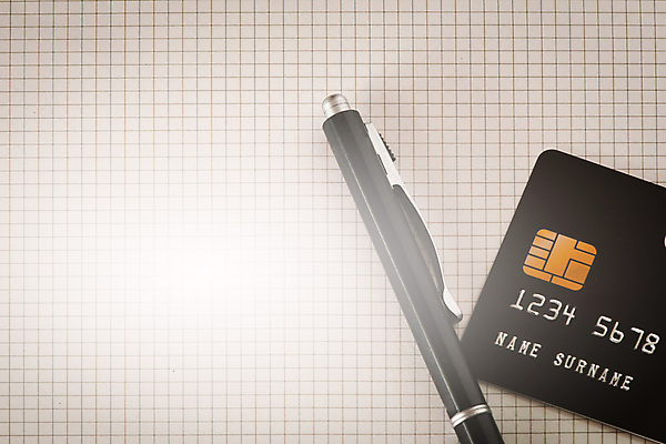 포토 JPG 해외이미지 종이 돈 비즈니스 안전 사람없음 금융 경제 펜 세일 상점 검은색 신용카드 재산 구매 플라스틱 사인 보안 투자 상업 전자 결제 계산서 전자상거래 월급 빚 ATM 계좌 백금 승인 인출 홀로그램 해외포토 컬러 재질 쇼핑 필기구 파일형식 이미지허브