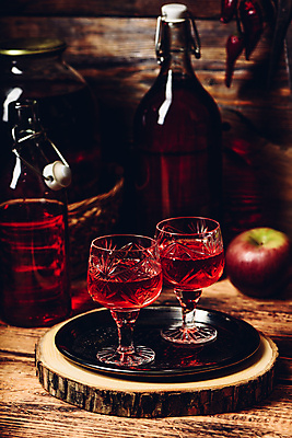 포토 JPG 해외이미지 술잔 술병 주류 쟁반 실내 사람없음 과실주 사과 석류 석류주스 해외포토 음료 과일 병_용기 잔 내부 과일주스 파일형식 이미지허브