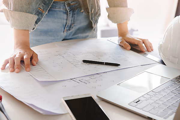 포토 JPG 해외이미지 직업 손 디자인 종이 컨셉 비즈니스 건축양식 통신 탁자 성공 주택 직장 실내 자 사람 사람없음 내부 건물 노트북 컴퓨터 사무실 연필 디지털 공책 장비 흰색 키보드 업무 작업 엔지니어 계획 헬멧 건축가 스케치 책상 그림 청사진 공학 프로젝트 해외포토 건축물 교육 건축 컬러 가구 회사 문구용품 학용품 미술 신체부위 전자제품 필기구 기술자 보호장비 파일형식 이미지허브