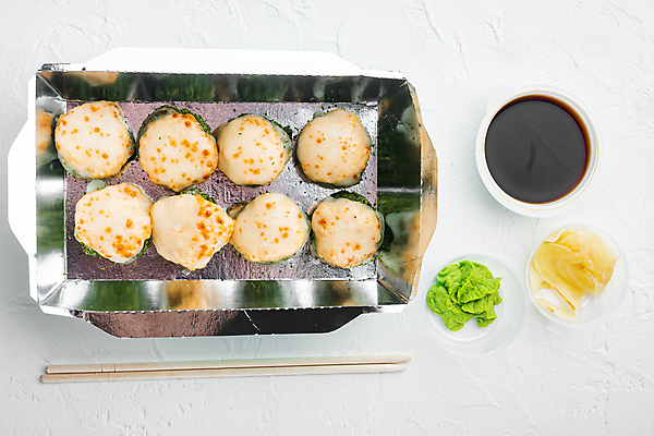 포토 JPG 해외이미지 스튜디오촬영 젓가락 사람없음 초밥 용기 고추냉이 도시락 간장 롤 롤스시 해외포토 그릇 음식 수저 실내 양념 일본음식 파일형식 이미지허브