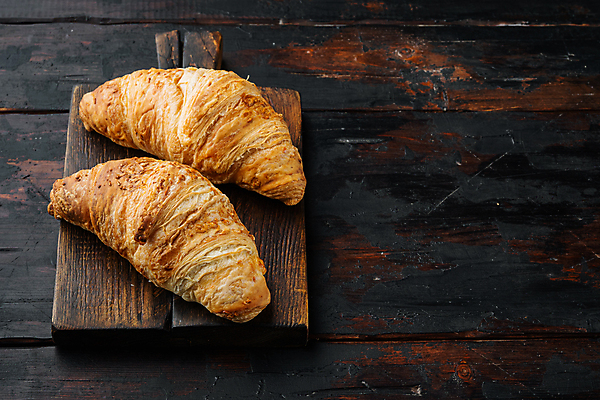 포토 JPG 해외이미지 스튜디오촬영 음식 빵 사람없음 크루아상 나무도마 해외포토 도마 실내 목재 파일형식 이미지허브
