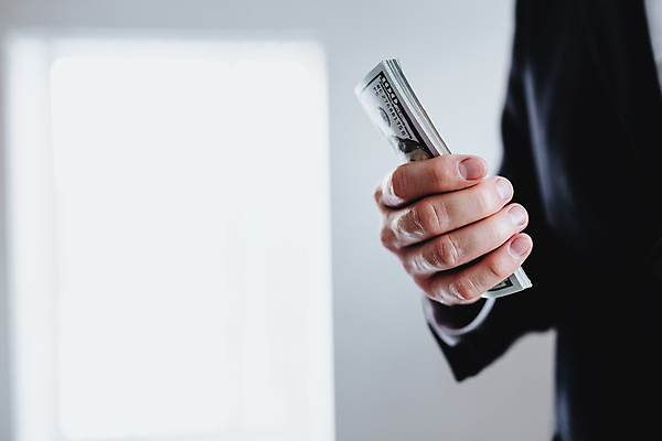 포토 JPG 해외이미지 1 손 종이 백그라운드 컨셉 셔츠 지폐 돈 비즈니스 성공 실내 사람 정장 사람없음 금융 경제 쇼핑 쌓기 달러 미국 저축 잡기 재산 소프트포커스 심볼 보따리 투자 결제 흙더미 계산서 욕심 월급 대출 빚 고립 세금 수입 해외포토 옷 상의 북아메리카 모션 촬영기법 내부 신체부위 흙 파일형식 더미 이미지허브