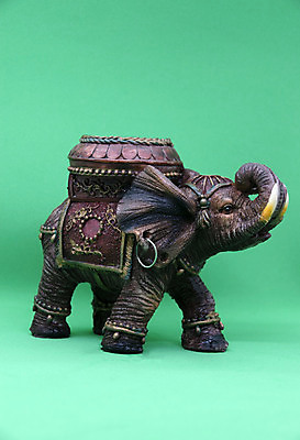 포토 JPG 해외이미지 동물 종교 백그라운드 불교 포유류 자연 아침 코끼리 사람없음 목재 장식 조각상 숫자 갈색 머리 미니어처 피규어 닫기 인도인 심볼 촛대 해외포토 주간 외국인 나무 문자 컬러 재료 모션 동양인 신체부위 조형물 모형 생태계 파일형식 이미지허브