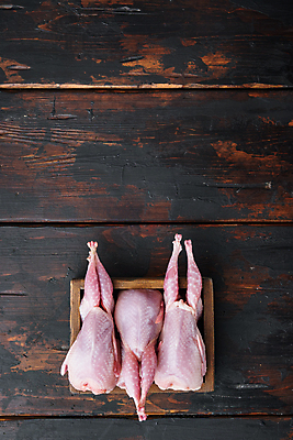 포토 JPG 해외이미지 식재료 실내 생고기 육류 사람없음 나무상자 담기 메추리 카피스페이스 나무배경 해외포토 백그라운드 모션 내부 상자 공백 파일형식 이미지허브