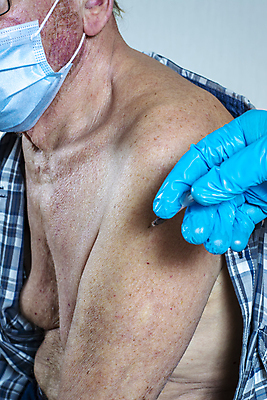 포토 JPG 해외이미지 직업 손 여자 남자 건강 병원 주사기 가면 한명 사람 성인 치료 약 고통 환자 간호사 의사 흰색 바이러스 질병 예방 슛 주사약 팔 돌봄 백신 예방접종 예방주사 옛날 인플루엔자 전염병 항생제 해외포토 1 감정 컬러 의학 의료기기 모션 신체부위 의료진 접종 파일형식 이미지허브