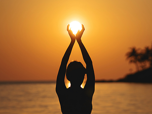 포토 JPG 해외이미지 여자 실루엣 바다 포즈 컨셉 한명 풍경 상반신 성인 야외 여름 햇빛 태양 손들기 일몰 잡기 성인여자한명만 해외포토 자연요소 1 계절 모션 촬영기법 사람 노을 여자한명만 성인여자만 파일형식 이미지허브