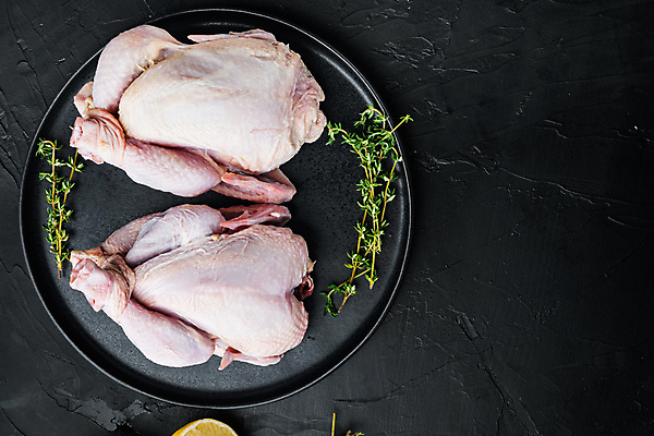 포토 JPG 해외이미지 검은배경 실내 사람없음 하이앵글 닭고기 신선 레몬 날것 백리향 생닭 카피스페이스 해외포토 뷰포인트 백그라운드 과일 육류 내부 검은색 공백 닭 파일형식 이미지허브