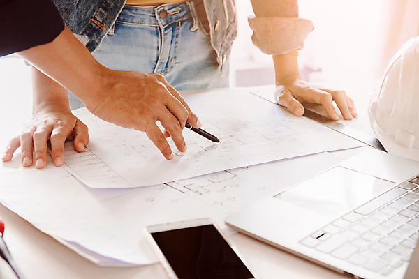 포토 JPG 해외이미지 직업 손 디자인 종이 컨셉 비즈니스 건축양식 통신 탁자 성공 주택 직장 실내 자 사람 사람없음 내부 건물 노트북 컴퓨터 사무실 연필 디지털 공책 장비 흰색 키보드 업무 작업 엔지니어 계획 헬멧 건축가 스케치 책상 그림 청사진 공학 프로젝트 해외포토 건축물 교육 건축 컬러 가구 회사 문구용품 학용품 미술 신체부위 전자제품 필기구 기술자 보호장비 파일형식 이미지허브