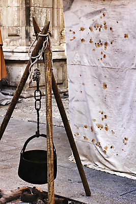 포토 JPG 해외이미지 나무 라이프스타일 음식 휴가 매달리기 요리 사람없음 야외 목재 소풍 식사 저녁식사 캠핑 장비 뚜껑 뜨거움 중세 스페인 시장 냄비 장작 모닥불 굽기 철 캠핑장 오브젝트 준비 벽난로 매움 연료 숯 삼각대 연소 넘어짐 석탄 재 해외포토 식물 유럽 재료 모션 불 레저 생활 야외활동 역사 맛 솥 구이 파일형식 이미지허브