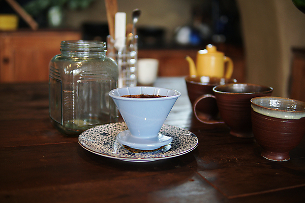 포토 JPG 해외이미지 라이프스타일 손 종이 커피 음료 비즈니스 유리 주전자 아침 사람없음 식당 카페 젖음 흐름 뜨거움 아침식사 굽기 준비 만들기 아로마 바리스타 에스프레소 땅바닥 아라비카 양조 카페인 필터 핸드메이드 해외포토 주간 직업 컨셉 모션 재질 주방용품 바닥 생활 신체부위 상점 식사 구이 파일형식 이미지허브