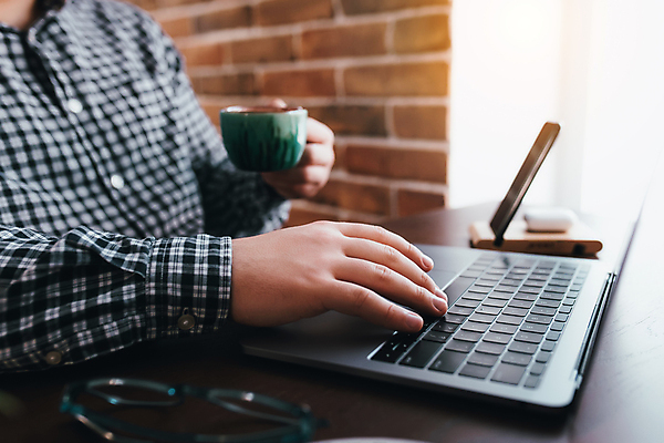 포토 JPG 해외이미지 직업 라이프스타일 남자 안경 커피 백그라운드 인터넷 비즈니스 사업가 통신 탁자 설계 주택 실내 사람 앉기 성인 사람없음 내부 컵 금융 노트북 컴퓨터 사무실 디지털 공책 웹 업무 작업 비즈니스맨 소프트포커스 연결 종업원 책상 경영자 멀리 온라인 프리랜서 해외포토 식기 잡화 음료 가구 컨셉 모션 문구용품 촬영기법 건물 생활 경제 전자제품 직장인 리더 파일형식 이미지허브