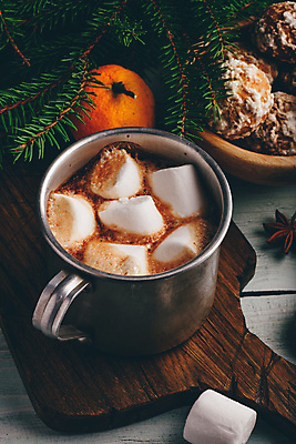 포토 JPG 해외이미지 빵 잎 귤 실내 따뜻함 사람없음 머그컵 달콤 감성 코코아 마시멜로우 나무그릇 나무도마 나무탁자 팔각회향 해외포토 식물 그릇 음료 음식 컨셉 과일 탁자 디저트 도마 내부 목재 컵 맛 향신료 파일형식 이미지허브