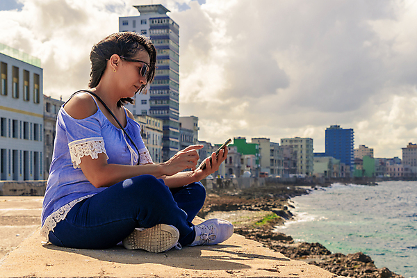 포토 JPG 해외이미지 여자 바다 여행 백그라운드 모바일 휴가 휴식 한명 사람 성인 해변 야외 여름 파란색 스마트폰 핸드폰 선글라스 햇빛 평화 도시 고독 쿠바 아바나 카피스페이스 셀룰러 해외포토 1 계절 감정 안경 컬러 컨셉 전자제품 스마트기기 태양 공백 중앙아메리카 파일형식 이미지허브