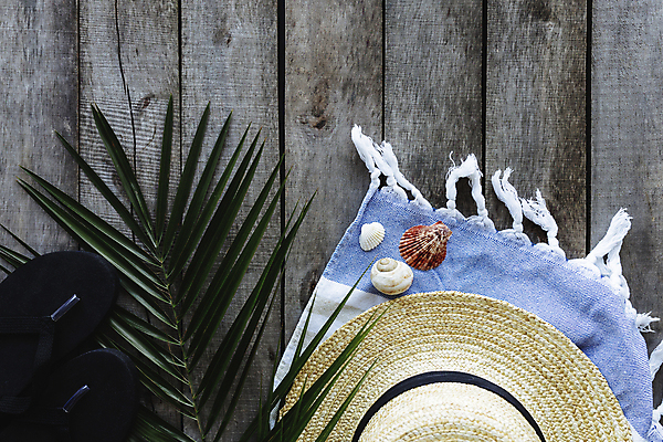 포토 JPG 해외이미지 스튜디오촬영 나뭇잎 사람없음 하이앵글 수건 조개껍데기 오브젝트 밀짚모자 나무바닥 해외포토 모자_잡화 뷰포인트 잎 조개 바닥 실내 위생용품 파일형식 이미지허브 이미지허브