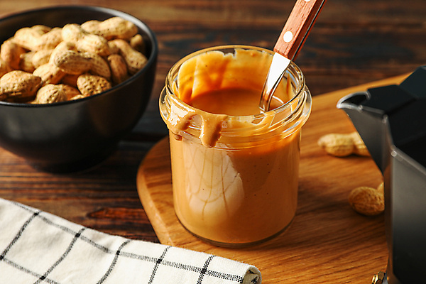 포토 JPG 해외이미지 그릇 유리병 디저트 실내 사람없음 숟가락 커피포트 땅콩 꽂음 나무도마 나무탁자 땅콩버터 해외포토 식기 음식 탁자 주전자 병_용기 도마 수저 내부 목재 견과류 파일형식 스프레드_음식 이미지허브