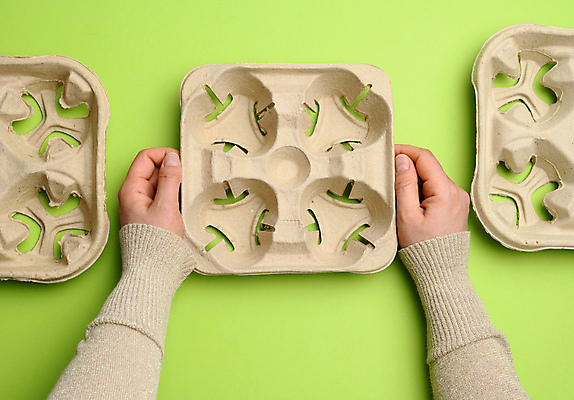 포토 JPG 해외이미지 손 신체부위 연두색 하이앵글 친환경 패키지 베이지색 컵홀더 해외포토 뷰포인트 컬러 사람 초록색 환경 홀더 파일형식 이미지허브