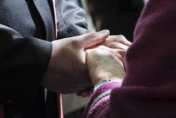 포토 JPG 해외이미지 손 커플 외관 포즈 관계 친절 함께함 사랑 사람없음 만지기 터치 잡기 닫기 맛 연결 결합 정확 해외포토 감정 컨셉 모션 신체부위 파일형식 이미지허브