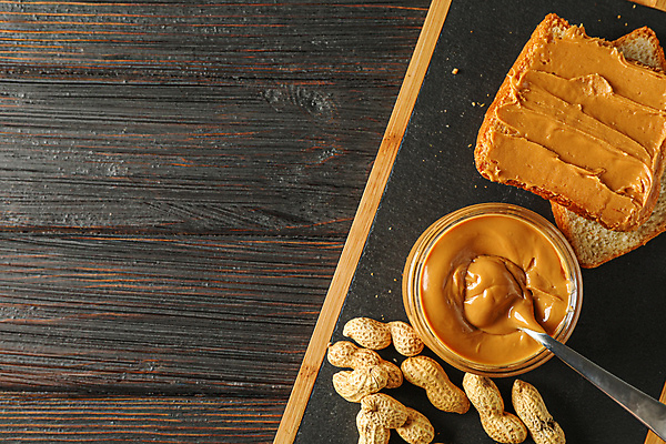 포토 JPG 해외이미지 유리병 디저트 실내 사람없음 하이앵글 숟가락 식빵 땅콩 나무도마 나무탁자 땅콩껍질 땅콩버터 카피스페이스 해외포토 음식 빵 뷰포인트 탁자 병_용기 도마 수저 내부 목재 공백 견과류 껍질 파일형식 스프레드_음식 이미지허브