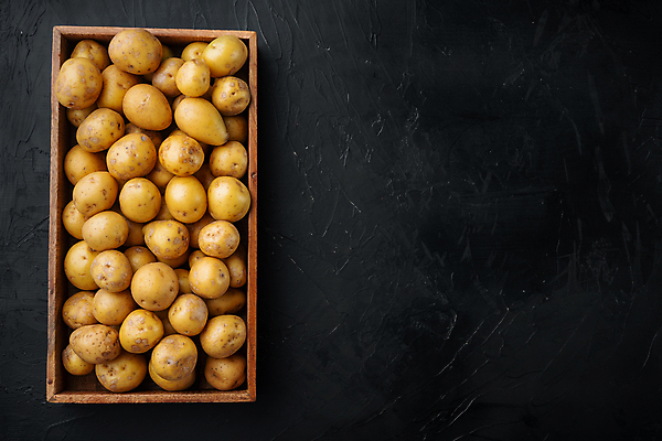 포토 JPG 해외이미지 검은배경 감자 실내 사람없음 하이앵글 나무상자 가득함 담기 카피스페이스 해외포토 뷰포인트 백그라운드 채소 모션 내부 상자 검은색 공백 파일형식 이미지허브