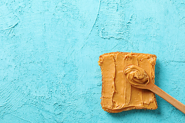 포토 JPG 해외이미지 디저트 실내 사람없음 하이앵글 식빵 파란배경 나무숟가락 땅콩버터 카피스페이스 해외포토 음식 빵 뷰포인트 백그라운드 내부 파란색 숟가락 공백 파일형식 스프레드_음식 이미지허브