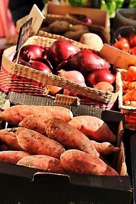 포토 JPG 해외이미지 식물 라이프스타일 잡화 문화 음식 잎 농업 채소 과일 양파 건강 마늘 서기 사람없음 초록색 판매 쌓기 상점 당근 성장 신선 시장 선택 구매 농부 상추 나무상자 먹기 유기농 생태계 날것 소매 흙더미 내추럴 수류탄 부스 숙성 채식주의자 해외포토 직업 웰빙 산업 무기 컬러 컨셉 모션 뿌리채소 생활 쇼핑 상자 흙 채식 파일형식 더미 이미지허브