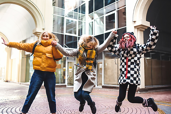포토 JPG 해외이미지 백인 학생 라이프스타일 여자 행복 어린이 컨셉 배낭 학교 함께함 3 대화 미소 웃음 사람 소녀 야외 세명 친구 청춘 점프 우정 가을 도시 그룹 신학기 대학교 긍정 해외포토 서양인 계절 교육 감정 가방 관계 모션 표정 말하기 생활 파일형식 이미지허브