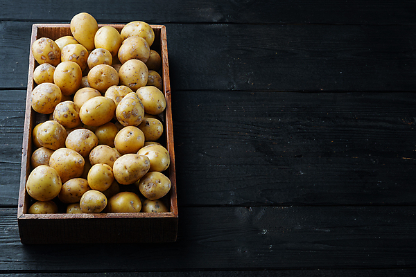 포토 JPG 해외이미지 검은배경 감자 실내 사람없음 나무상자 가득함 담기 카피스페이스 해외포토 백그라운드 채소 모션 내부 상자 검은색 공백 파일형식 이미지허브