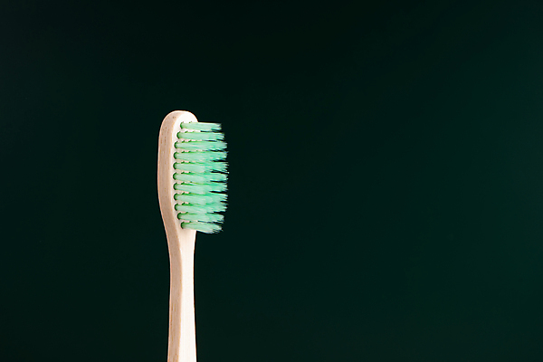 포토 JPG 해외이미지 검은배경 사람없음 칫솔 오브젝트 에코 친환경 에코라이프 위생관리 친환경제품 카피스페이스 대나무칫솔 다회용품 해외포토 라이프스타일 백그라운드 관리 위생용품 환경 검은색 공백 재활용품 파일형식 이미지허브