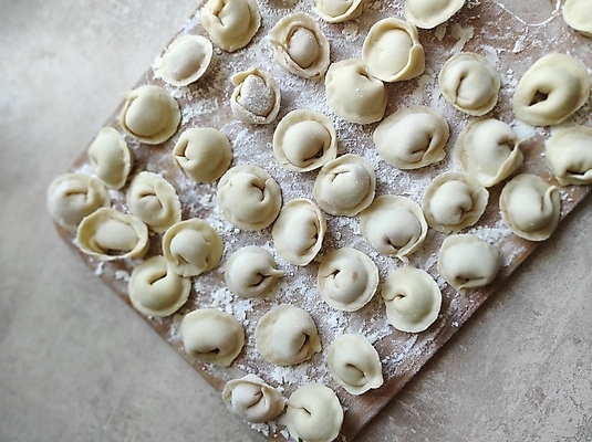 포토 JPG 해외이미지 전통 문화 음식 백그라운드 재료 탁자 주택 도마 건강 육류 요리 사람없음 목재 중식 주방 식사 저녁식사 이탈리아 흰색 시골 신선 준비 날것 반죽 만들기 밀가루 처방 레시피 성분 내추럴 점심식사 경단 라비올리 러시아인 생식 우크라이나 줄서기 핸드메이드 많음 해외포토 서양인 나무 유럽 컬러 가구 컨셉 식재료 의학 모션 주방용품 건물 가루 파일형식 이미지허브