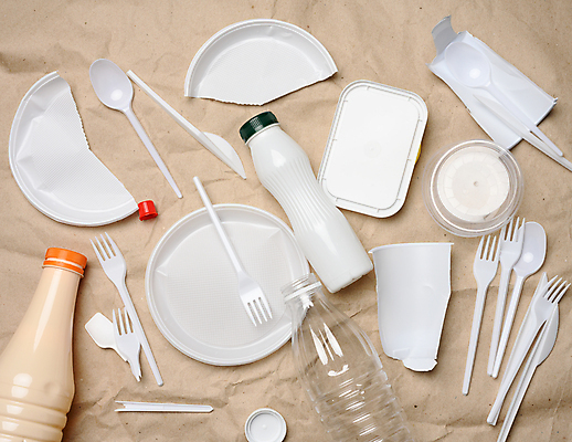 포토 JPG 해외이미지 포크 실내 사람없음 하이앵글 숟가락 손상 뚜껑 환경오염 나이프 쓰레기 일회용 일회용접시 플라스틱병 플라스틱컵 갈색배경 해외포토 식기 접시 뷰포인트 백그라운드 컨셉 수저 내부 컵 갈색 칼 플라스틱 병_담는 파일형식 이미지허브